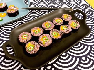 11、健康杂粮寿司,在秋葵中间点缀一点番茄酱或辣椒酱甚至沙拉酱都行,不要太多,点缀就好,是不是很漂亮呀!