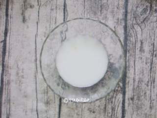 4、豆腐丝鸡蛋汤,准备一碗水淀粉待用