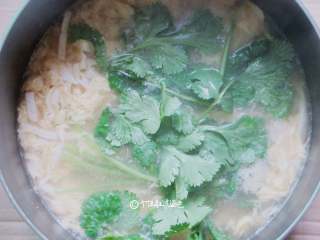 8、豆腐丝鸡蛋汤,撒少许香菜即可关火