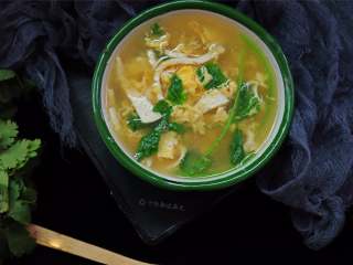 10、豆腐丝鸡蛋汤,一款适合冬季喝的汤，食材简单，做法易学，几分钟就能搞定的快手家常汤