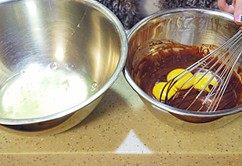 2、巧克力慕斯,加入蛋黄，白糖，充分搅匀