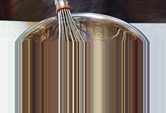 3、巧克力慕斯,依次加入色拉油、牛奶，每次加入液体都要搅拌均匀