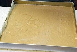 12、巧克力慕斯,烤盘铺油纸，将拌好的面糊倒入，并且在桌子上震三下，震碎大气泡