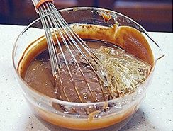 18、巧克力慕斯,捞出泡软的鱼胶片，并将鱼胶片上的水略微挤净，加入巧克力浆中，用蛋抽子充分搅拌均匀，变成浓厚的状态