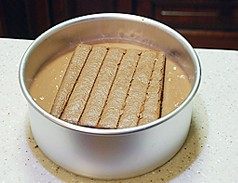 23、巧克力慕斯,取小一点的蛋糕片，放在中央