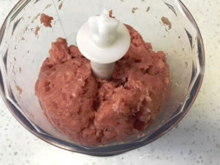 1、牛肉小汉堡,牛肉洗净切块打成泥，不要有筋的部分