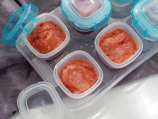 5、牛肉小汉堡,可以做4杯牛肉泥，分别装入辅食盒，放入冰箱冷冻即可！