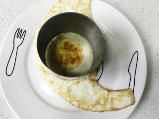 12、牛肉小汉堡,用模具将荷包蛋压出圆形，尺寸刚好同汉堡大小相近。