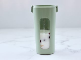 5、香蕉蔓越莓奶昔,再加入老酸奶。