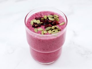 9、香蕉蔓越莓奶昔,上面铺上蔓越莓干和南瓜籽。