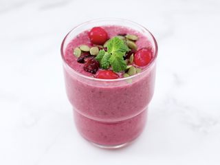 10、香蕉蔓越莓奶昔,再放上几款蔓越莓鲜果，用薄荷叶点缀一下。