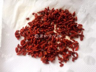3、红糖枸杞软欧包,枸杞冲洗干净，用厨房纸巾吸干水分。
