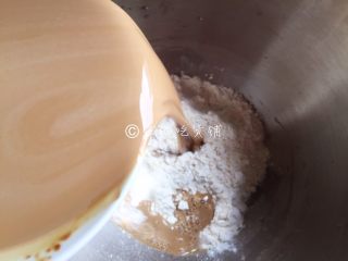 4、红糖枸杞软欧包,随后把高粉，酵母，放入搅拌桶中，倒入红糖牛奶。