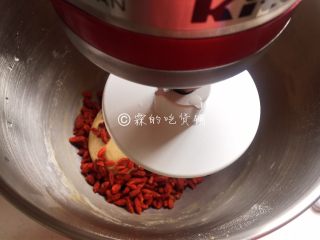 7、红糖枸杞软欧包,等面团揉至光滑，放人枸杞，揉匀就可以了。