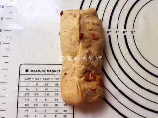 11、红糖枸杞软欧包,四个角分别对折，收口处捏牢。然后收口朝下，面团再次放在温暖的地方进行二发，大约30分钟左右。