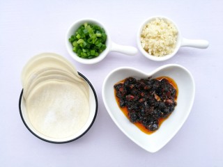 1、饺子皮辣酱饼,准备好所有食材，香葱洗净切断，大蒜切碎末。