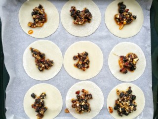 5、饺子皮辣酱饼,每个饺子皮上放一勺。