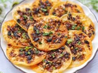 11、饺子皮辣酱饼,全家都喜欢吃～