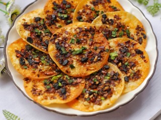 15、饺子皮辣酱饼,赶紧做起来吧～