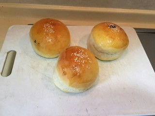 1、布里欧修黄油汉堡包????,准备汉堡面包，这次我用的是我自己做的布里欧修黄油面包（有分享过菜谱可以看下，谢谢）也可以用超市买的
