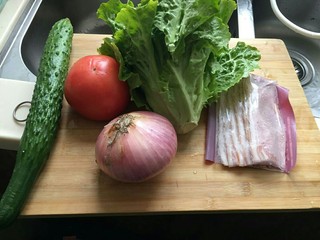 2、布里欧修黄油汉堡包????,准备一点你喜欢吃的各种蔬菜，肉