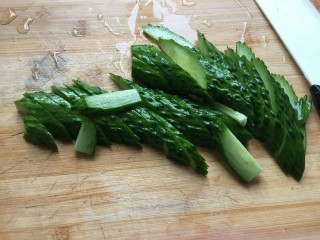 3、布里欧修黄油汉堡包????,黄瓜洗干净切片