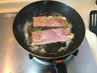 8、布里欧修黄油汉堡包????,煎入培根，煎至金黄焦香