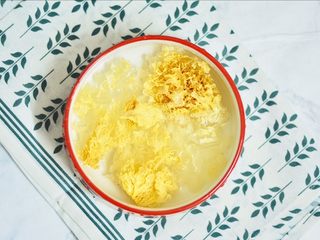 3、冰糖雪梨,取适量清水将银耳泡上，大概十五分钟左右可取出。