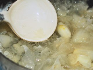 10、冰糖雪梨,待汤水出现粘稠感就可关火起锅了。