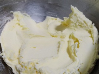 9、珍妮曲奇花,用翻拌刀翻拌均匀、拌匀呈湿润的面糊、千万不要搅拌过度让面糊起筋。