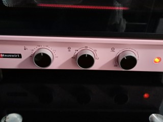 11、珍妮曲奇花,烤箱提前150度预热。