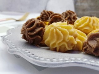 14、珍妮曲奇花,想要吃可可味的，可以将10克低筋面粉换成口口粉。