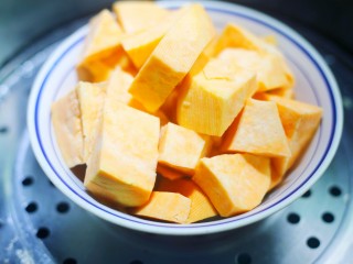 2、软糯香甜的红薯夹心饼,红薯洗净，削皮，切块蒸熟。