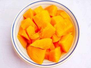 3、软糯香甜的红薯夹心饼,捣成泥。