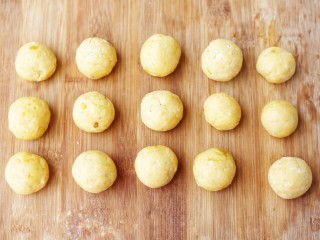 8、软糯香甜的红薯夹心饼,再将面团分成大小均等的小剂子，揉成圆球。