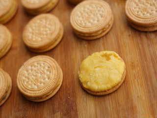 10、软糯香甜的红薯夹心饼,取一块小圆饼放在饼干上压一压。