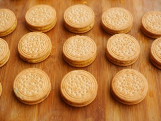 11、软糯香甜的红薯夹心饼,再用一块饼干盖上，轻轻压一压，感觉不够粘的话，可以在表面涂点水在贴上去。