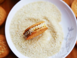 12、软糯香甜的红薯夹心饼,再在饼干边缘滚一层芝麻。