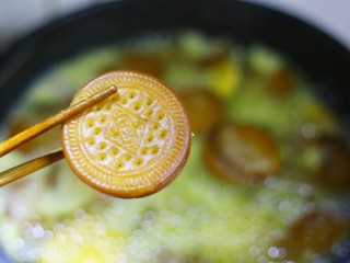 13、软糯香甜的红薯夹心饼,锅里准备多点油，大火烧热，用筷子试下油温，筷子周围有很多小泡即可将红薯饼下油锅小火炸，中间用筷子轻轻翻动，炸至表面金黄，中间鼓起，全部飘起来了， 饼就熟了，控油起锅。