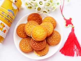 14、软糯香甜的红薯夹心饼,装盘。