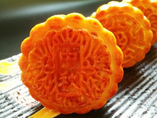 17、广式莲蓉蛋黄月饼,刷好后，再次放入烤箱继续烘烤15分钟。烤好晾凉后装入保鲜袋里密封，室温保存，待两三天后回油口感更好。