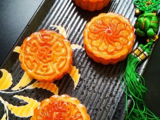 20、广式莲蓉蛋黄月饼,皮薄松软，馅心甜糯，蛋黄细沙。