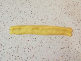 7、枣泥一口酥,用面片将枣泥馅包住，收口捏紧。