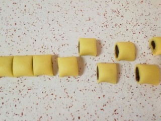 9、枣泥一口酥,切成小块(以同样的方法做完另一半食材)。