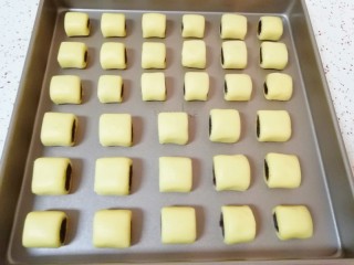 10、枣泥一口酥,整一下形码在烤盘里(我做了一半大一点一半小一点的，大点的大人吃，小一点的小朋友吃)。