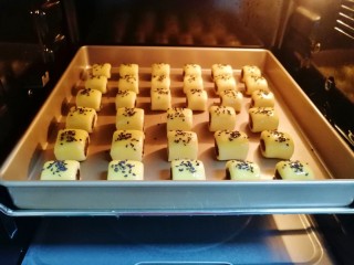 12、枣泥一口酥,送入预热好的烤箱，上下管175度烤15分钟左右。