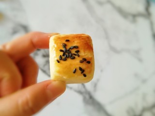 19、枣泥一口酥,拿一个小一点的。