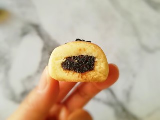 20、枣泥一口酥,一口吃掉，特满足。