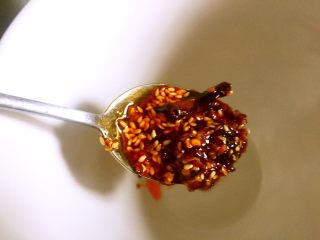 1、酸辣米线,取一碗放入辣椒油