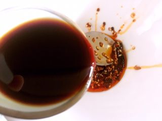 2、酸辣米线,倒入生抽